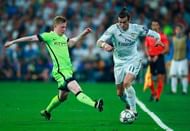 MADRID, SPAIN - MAY 04:  Kevin de Bruyne of Manchester City tackles Gareth Bale of Real Madrid during the UEFA Champions League semi final, second leg match between Real Madrid and Manchester City FC at Estadio Santiago Bernabeu on May 4, 2016 in Madrid, Spain.  (Photo by Gonzalo Arroyo Moreno/Getty Images)